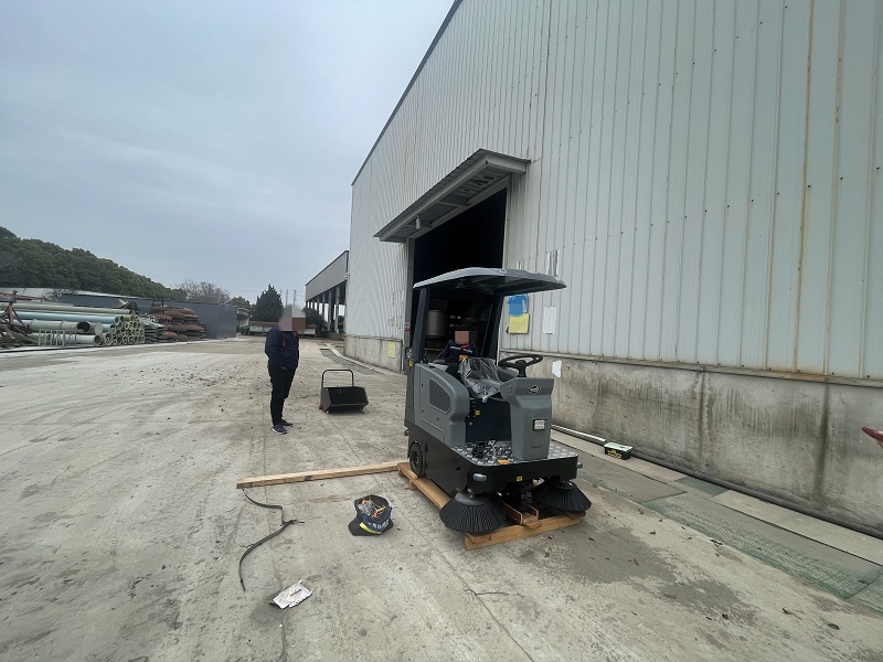 鑄造公司采購(gòu)駕駛式掃地車GS-1500